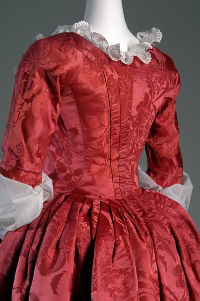 Robe à l’anglaiseEngland1775  FIT  The fabric is earlier - they date it to Spitalfields (center …