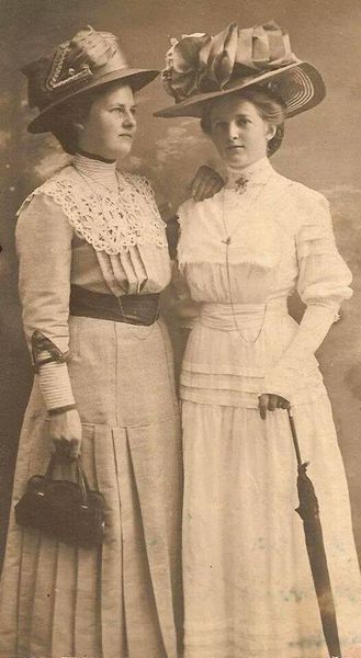 1909 Edwardian ladies