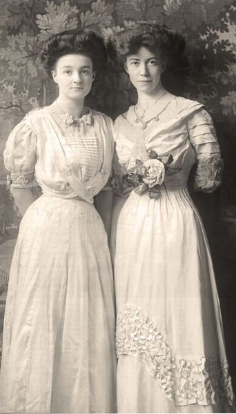 1900 Edwardian ladies