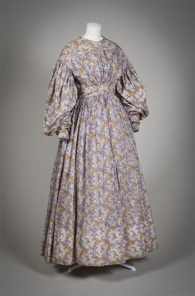 Ca.1830 Dutch dress of fine white cotton printed with purple, lilac, beige, red, and green. Gemeent…