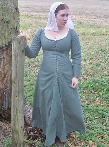 This is a really good example of a well fitted kirtle as she says "I find the fit very comfortable …