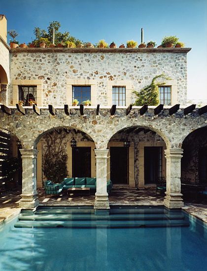 Meditteranean villa with pool.