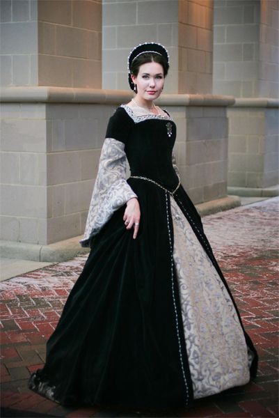 Lovely re-creation of an early Tudor gown, ala Mistress Anne Boleyn.