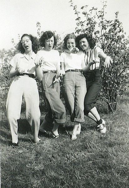 chicks hanging out in the late 1940s....