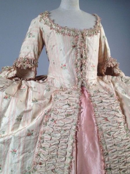 Robe à la française sur grand panier en Pékin façonné, vers 1760. Pékin rayé aux fleurettes …