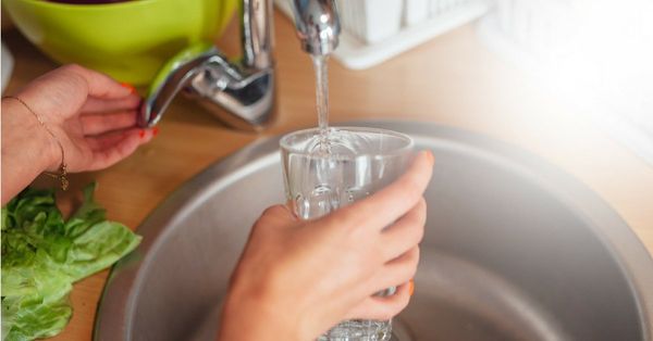 3 solutions économiques naturelles pour filtrer et purifier l'eau du robinet