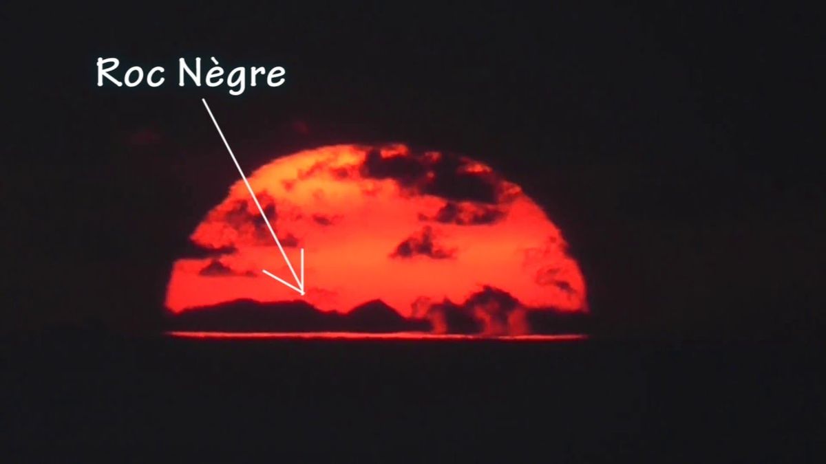 (2) Le Canigou et le Roc Nègre vus depuis La Ciotat - YouTube