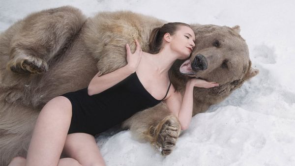 Russian Models Pose Next To Brown Bear