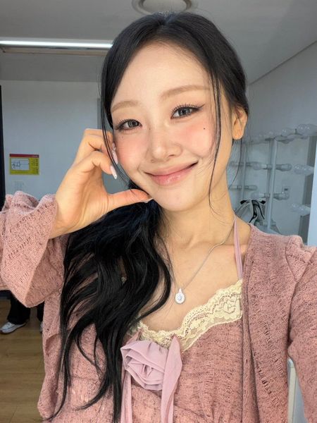 Yves Support on X: "Yves via b+POP “I tried taking this photo in a photocard style” https://t.c…