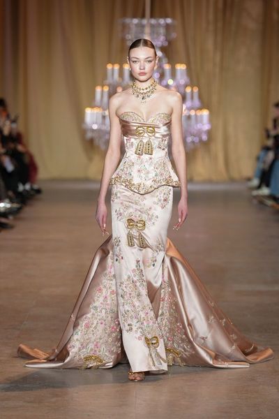La Mode Unknown on X: "Pure ROYAL SOFTNESS and old-world SPLENDOR at ✨Zuhair Murad✨ Spring/Summ…