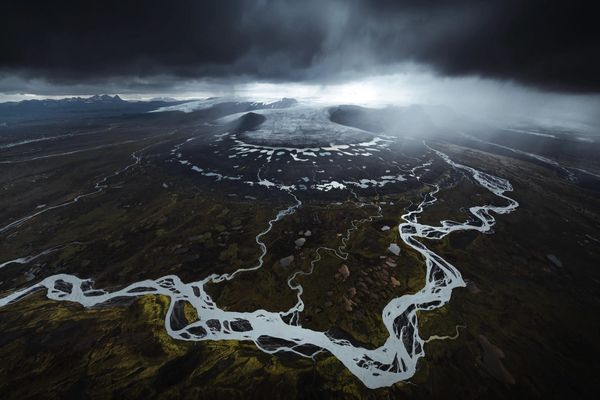 Dani Guindo's Dramatic Aerial Photos Reveal the Ghostly Outline of an Icelandic Glacier — Colossal